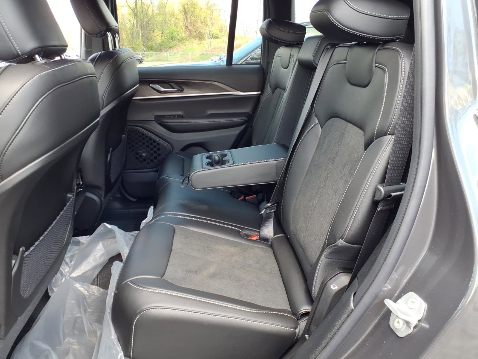 2026 Jeep Grand Cherokee Laredo Altitude