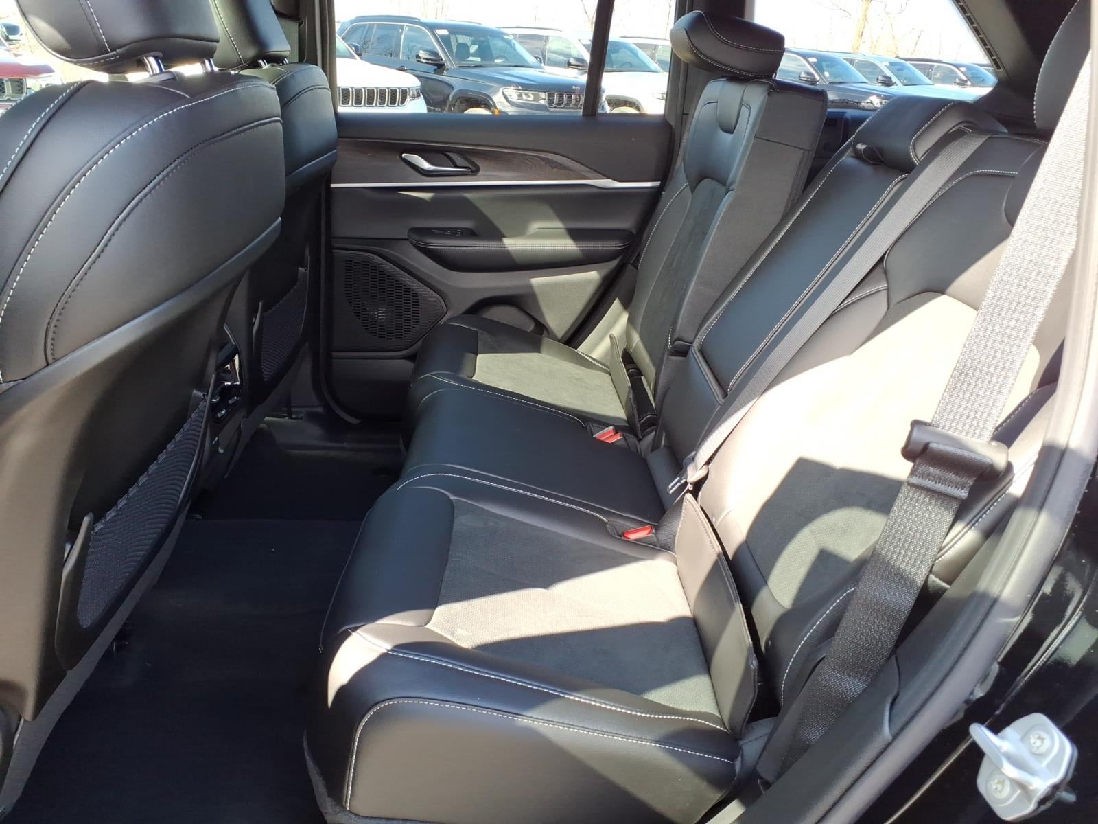 2026 Jeep Grand Cherokee Laredo Altitude