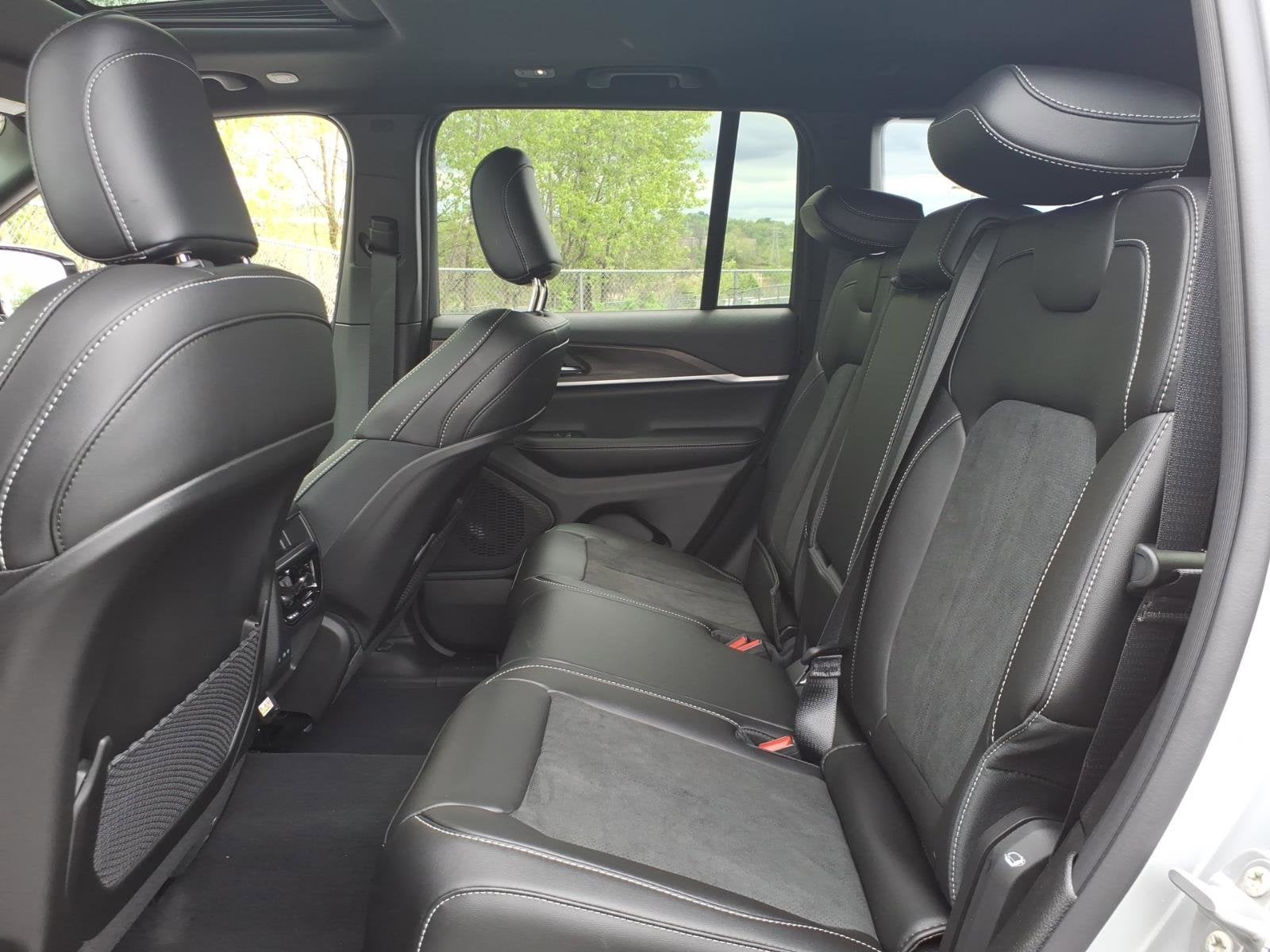 2026 Jeep Grand Cherokee Laredo Altitude