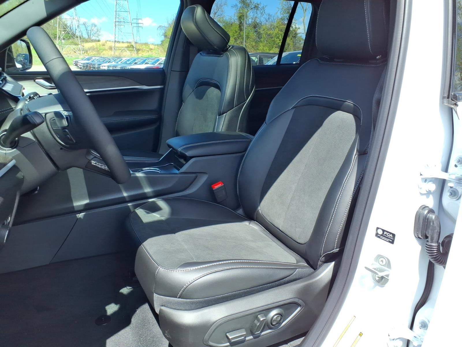 2026 Jeep Grand Cherokee Laredo Altitude