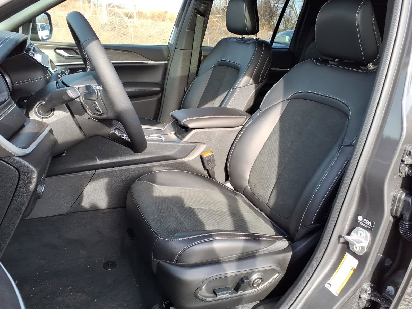 2026 Jeep Grand Cherokee Laredo Altitude