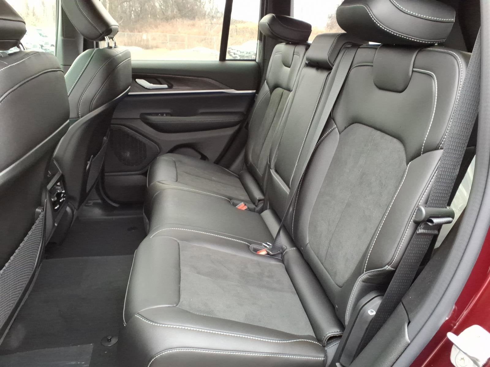 2026 Jeep Grand Cherokee Laredo Altitude