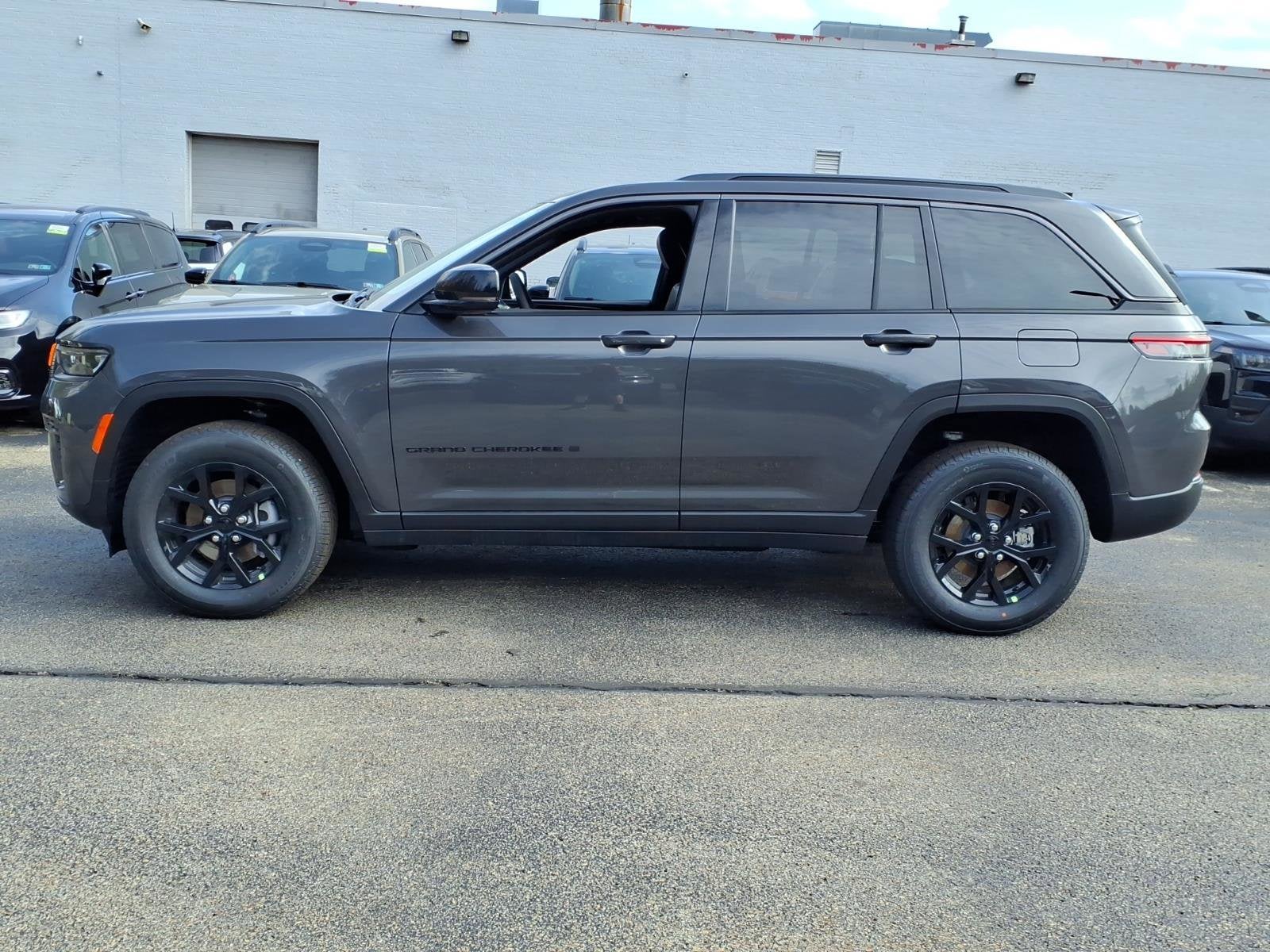 2026 Jeep Grand Cherokee Laredo Altitude