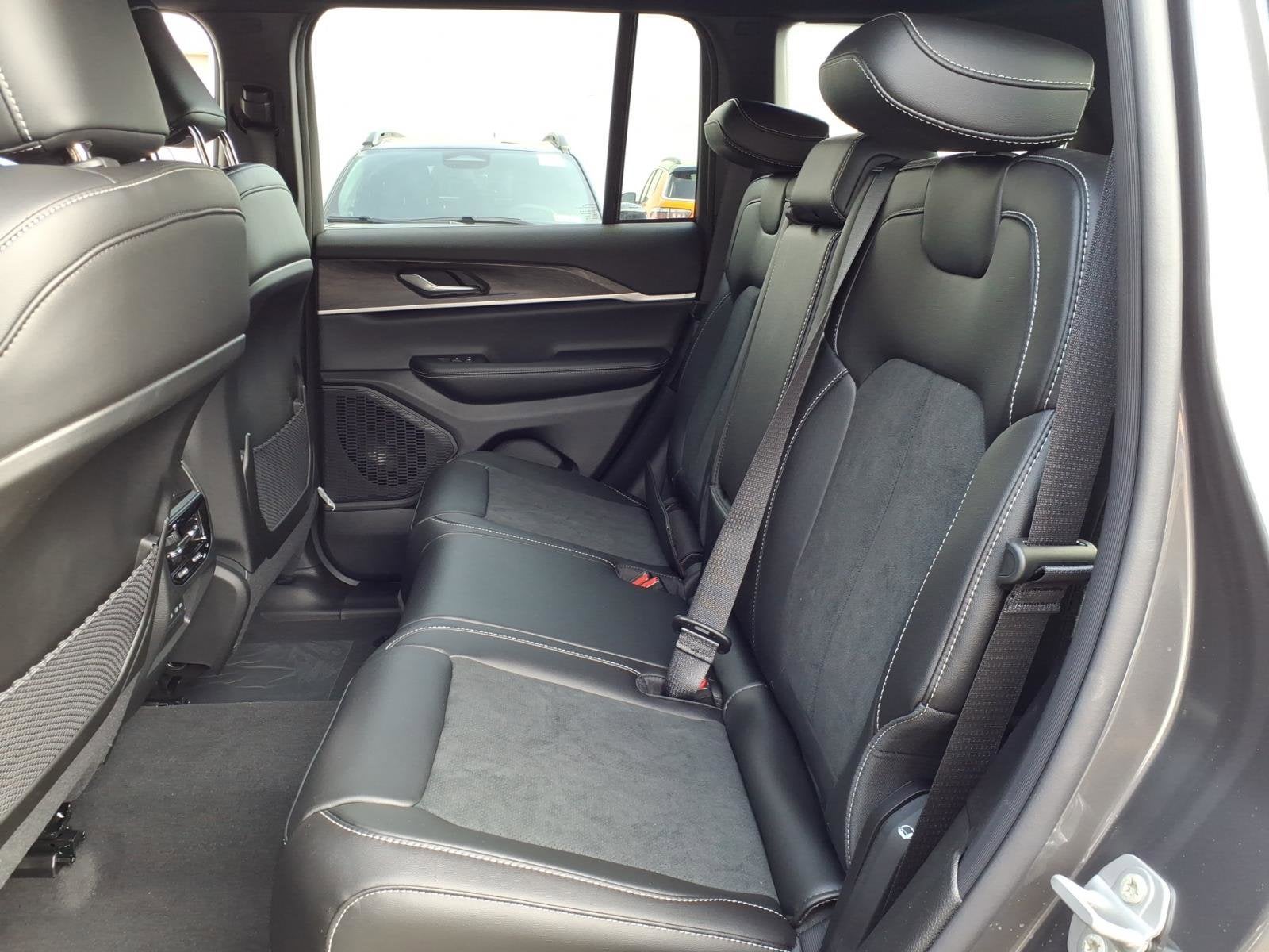 2026 Jeep Grand Cherokee Laredo Altitude