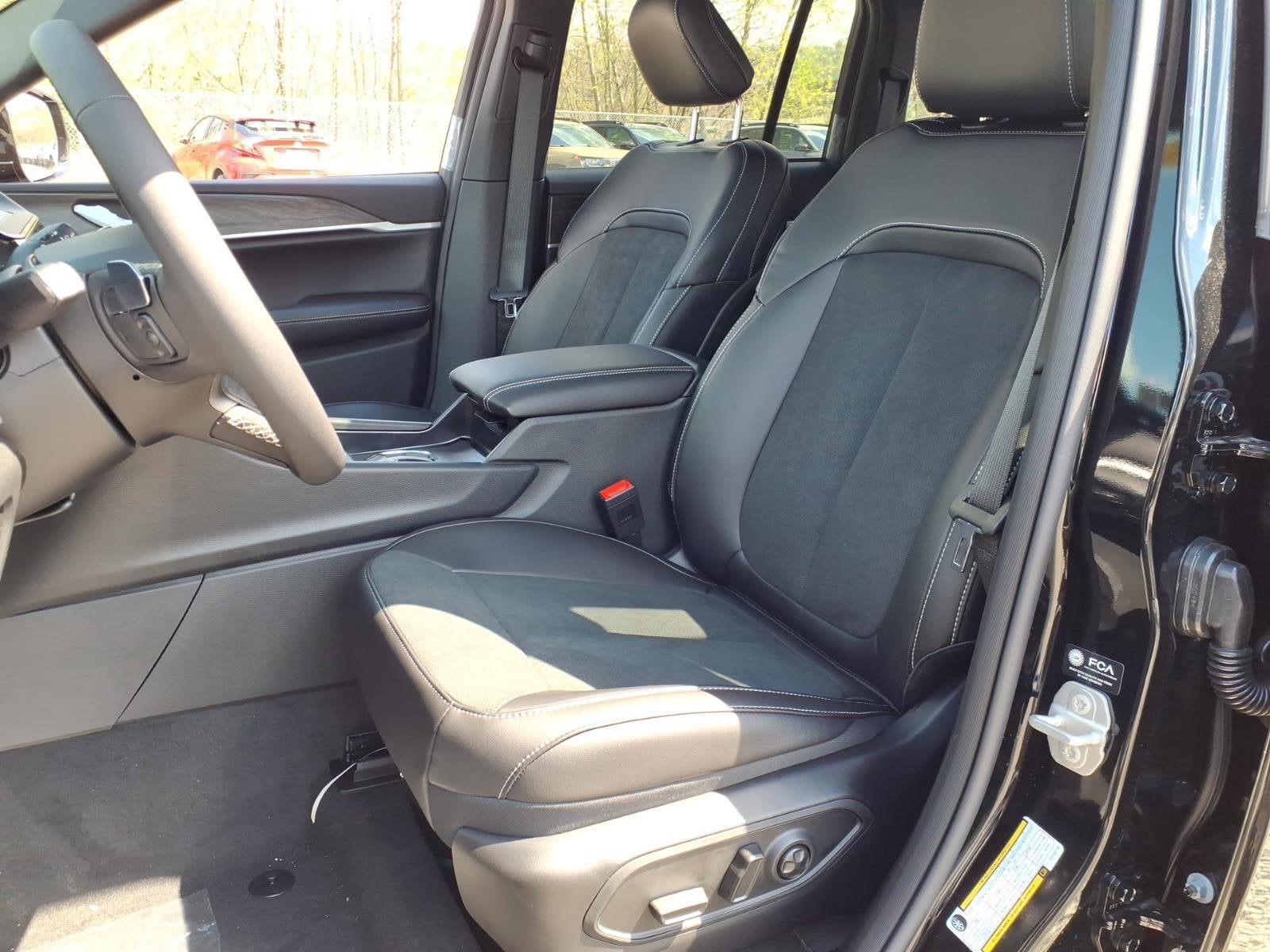2026 Jeep Grand Cherokee Laredo Altitude