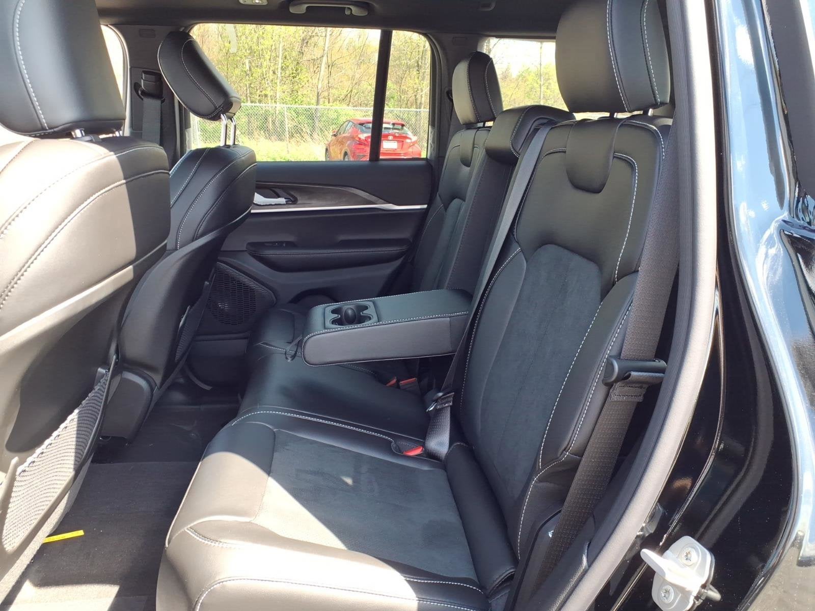 2026 Jeep Grand Cherokee Laredo Altitude