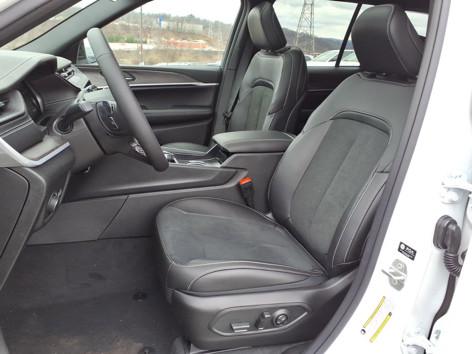 2026 Jeep Grand Cherokee Laredo Altitude