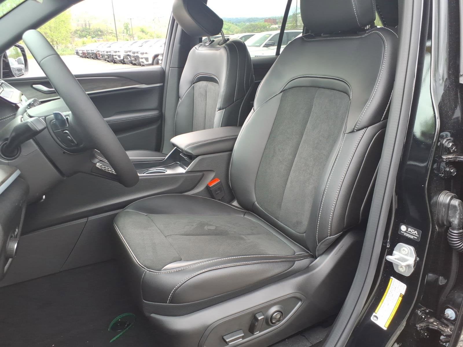 2026 Jeep Grand Cherokee Laredo Altitude