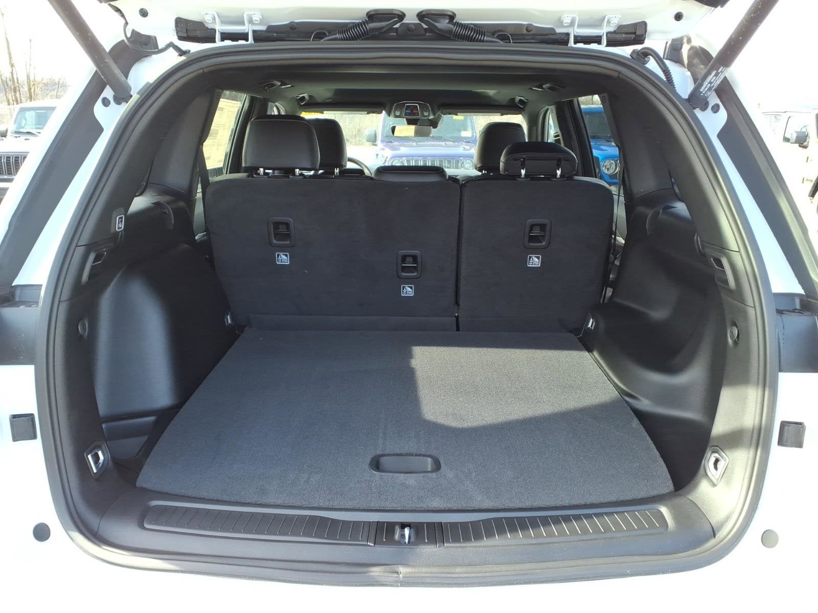 2026 Jeep Grand Cherokee Laredo Altitude