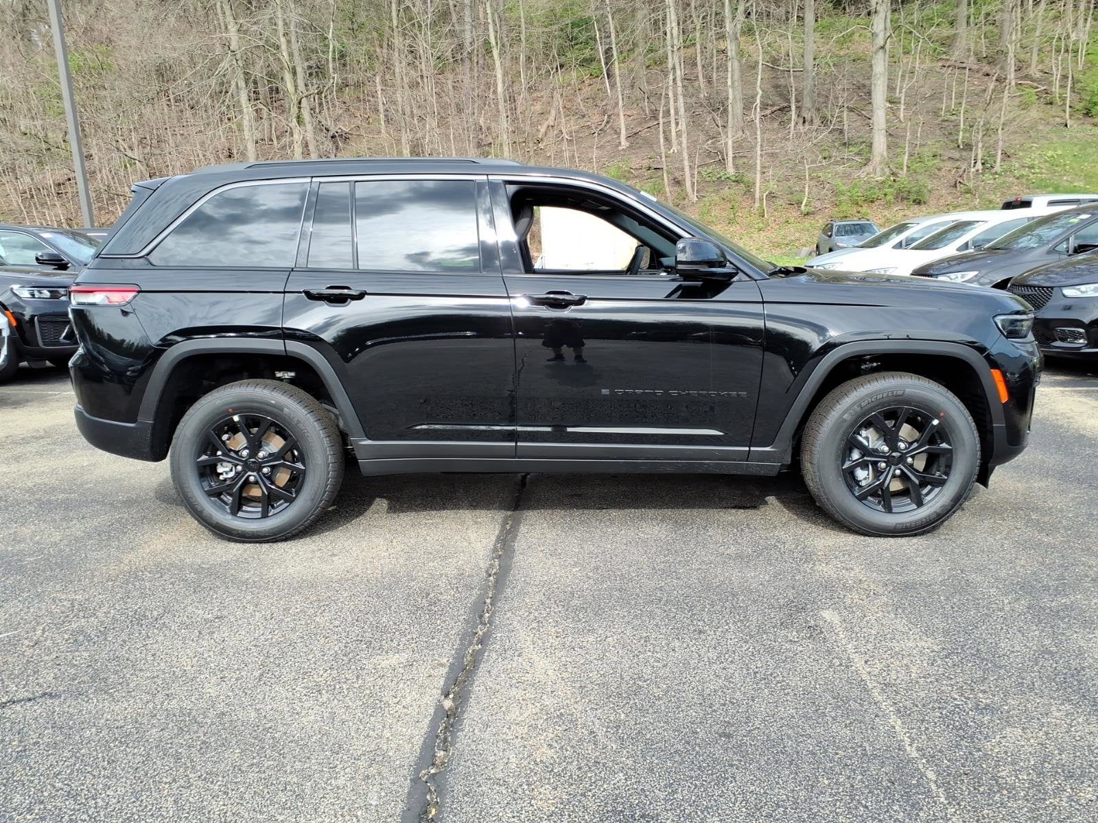 2026 Jeep Grand Cherokee Laredo Altitude