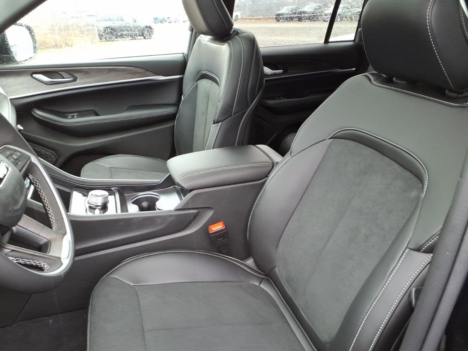 2026 Jeep Grand Cherokee Laredo Altitude