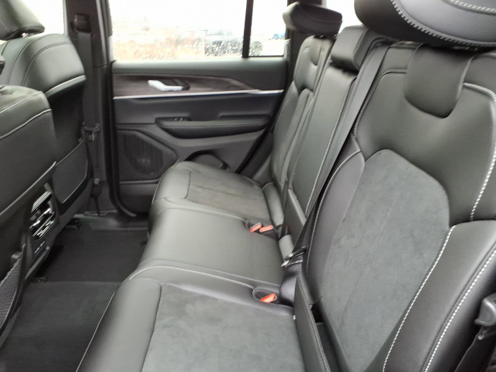 2026 Jeep Grand Cherokee Laredo Altitude