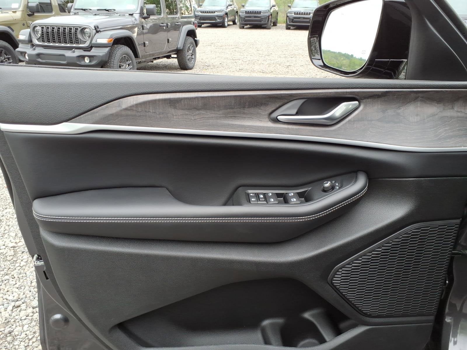 2026 Jeep Grand Cherokee L Laredo Altitude
