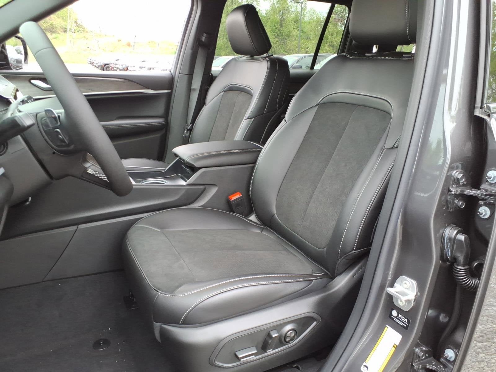 2026 Jeep Grand Cherokee L Laredo Altitude