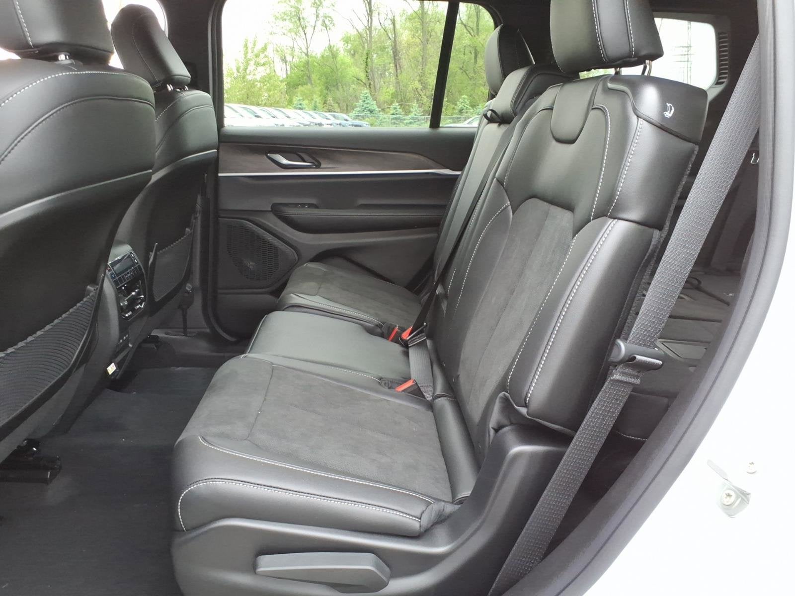 2026 Jeep Grand Cherokee L Laredo Altitude