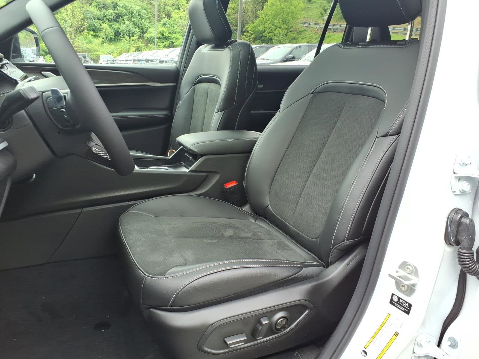 2026 Jeep Grand Cherokee L Laredo Altitude
