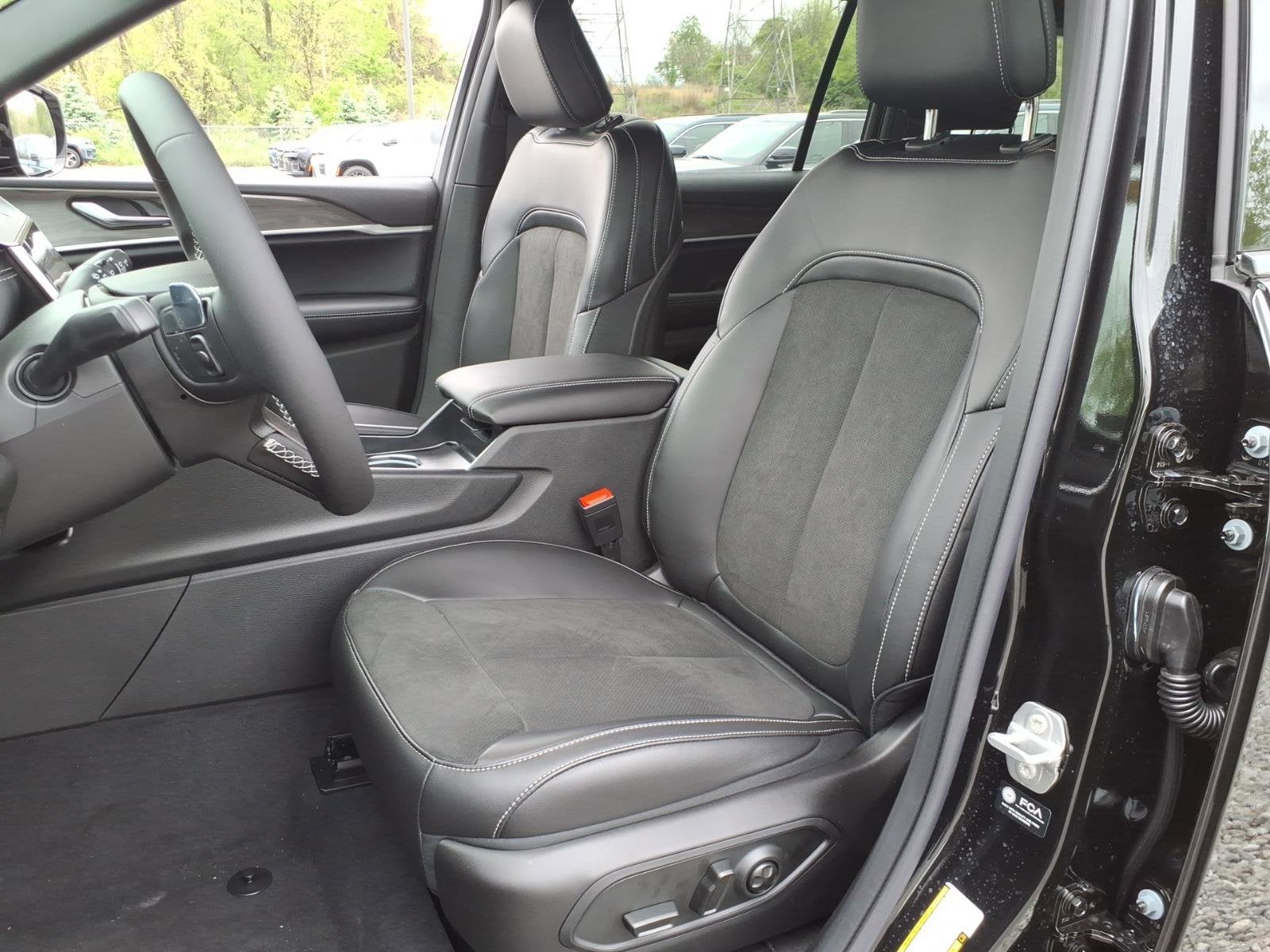 2026 Jeep Grand Cherokee L Laredo Altitude