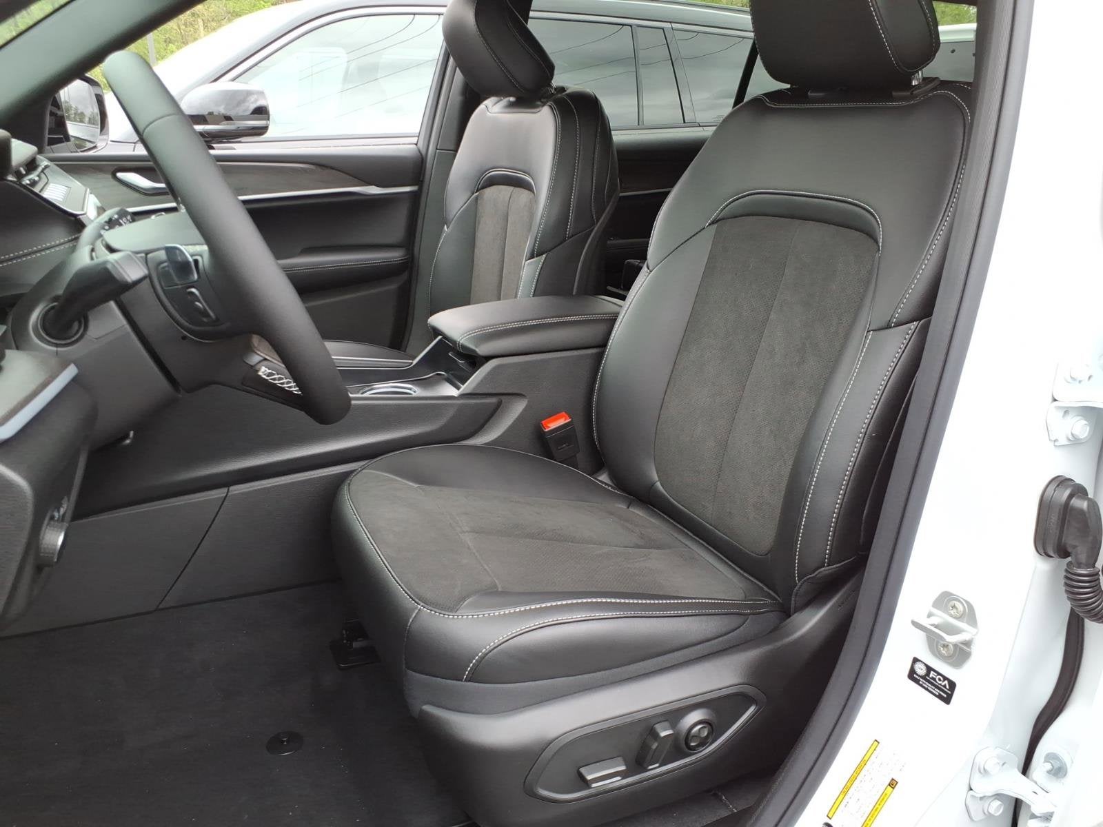 2026 Jeep Grand Cherokee L Laredo Altitude