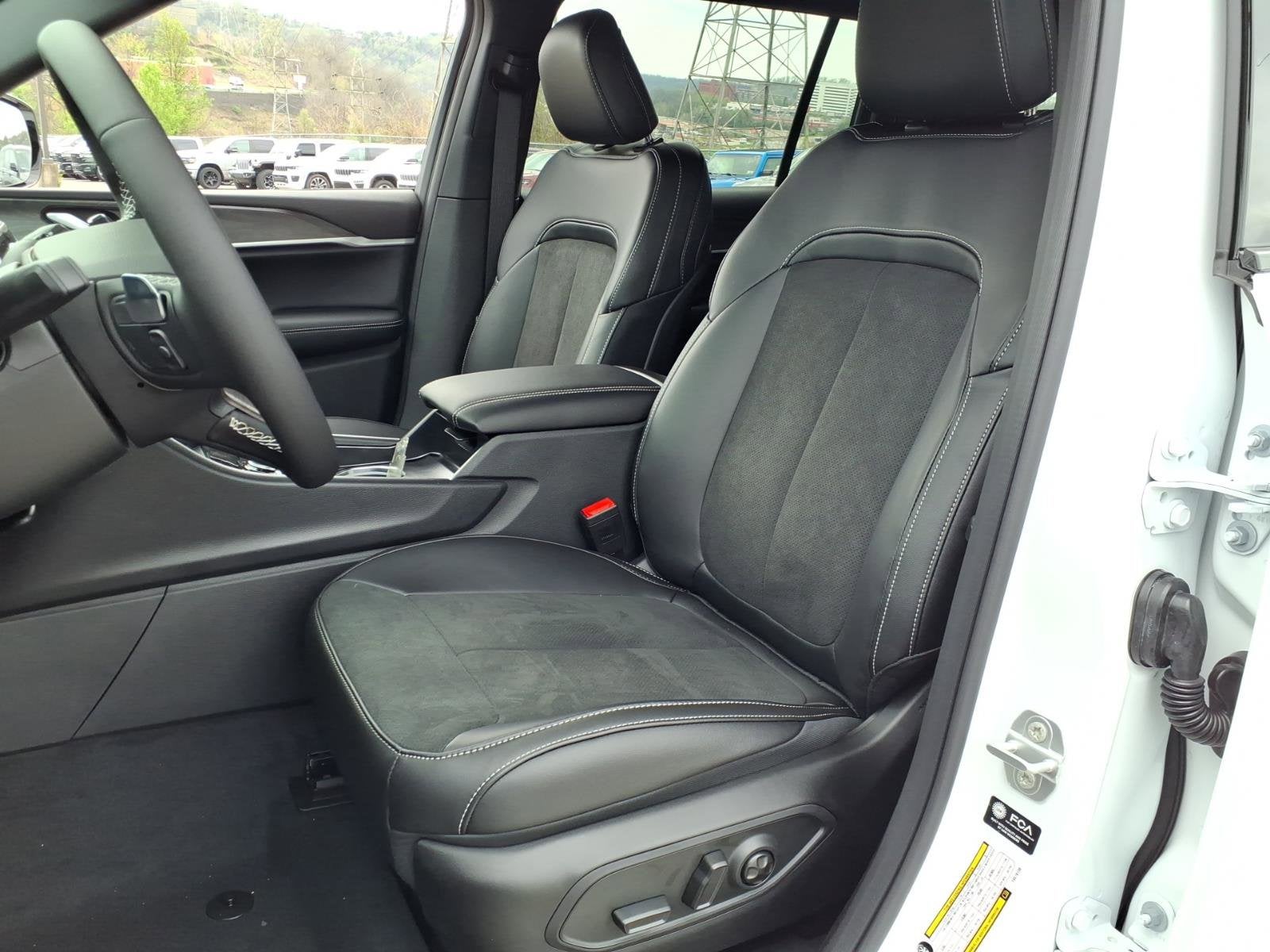 2026 Jeep Grand Cherokee L Laredo Altitude